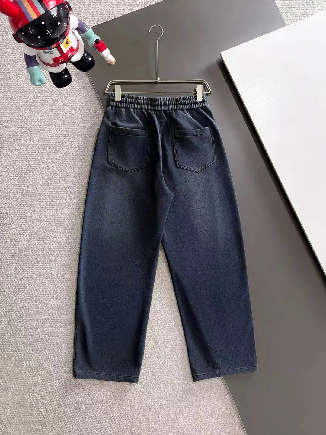 The next day we shipped the P195 Balenciaga High Quality New Arrival Elastic Casual Pants Fall/Winter 2026. The custom-made fabric at the counter has a high degree of comfort, impeccable details, and the design concept of the brand elements reflects high quality. The hand feels delicate and soft! Casual cuts and awesome upper body! Sizes: S-3XL